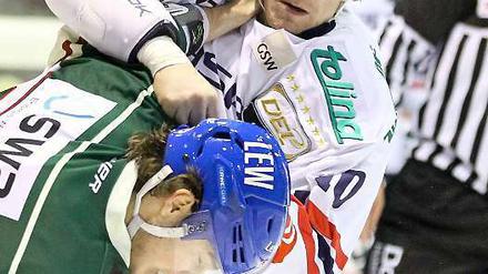 Shawn Lalonde zeigt gegen im Infight mit Sebastian Uvira kanadische Härte.