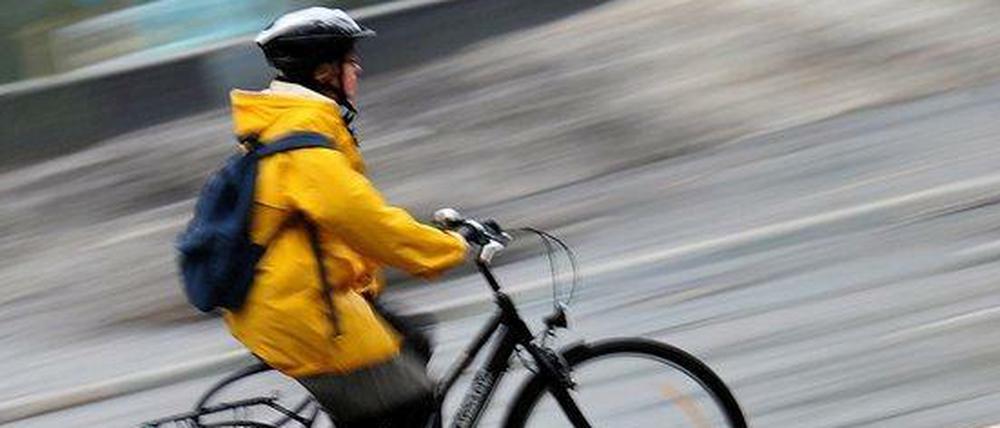 Unter Radfahrern umstritten: Der Helm auf zwei Rädern.