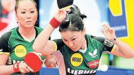 Deutsch-deutsches Duell. Shan Xiaona (r.) und Zhenqi Barthel treffen im Doppelfinale auf Petrissa Solja/Sabine Winter. Foto: dpa