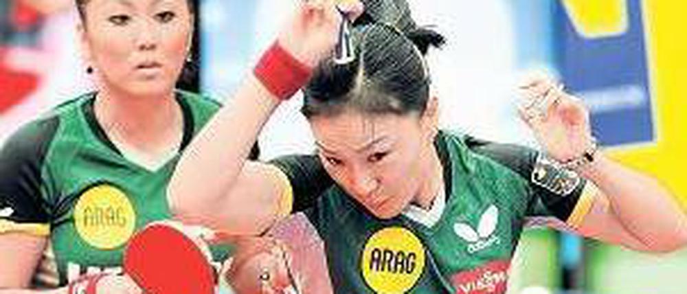 Deutsch-deutsches Duell. Shan Xiaona (r.) und Zhenqi Barthel treffen im Doppelfinale auf Petrissa Solja/Sabine Winter. Foto: dpa