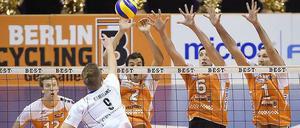 Kein Vorbeikommen: Die Berliner Scott Touzinsky (v. r. n. l.), Felix Fischer und Kawika Shoji gehen hoch zum Block gegen Hachings Ewoud Gommans. Berlins Paul Carroll (hinten, l.) betrachtet die Aktion.