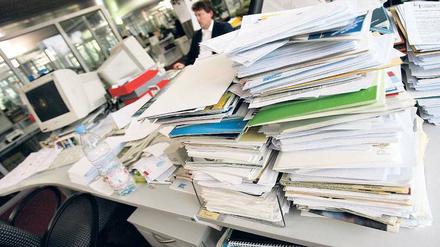Hier könnte man mal aufräumen. Wie man das professionell macht, kann man in Kursen mit Titeln wie „Qualifizierte Büroarbeit“ lernen. In diesem Seminar geht es auch darum, wie man Behörden und Kunden schreibt oder Personalakten und Lohnunterlagen erstellt.Foto: dpa