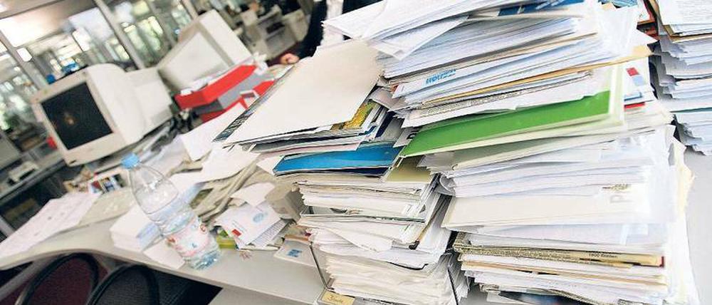 Hier könnte man mal aufräumen. Wie man das professionell macht, kann man in Kursen mit Titeln wie „Qualifizierte Büroarbeit“ lernen. In diesem Seminar geht es auch darum, wie man Behörden und Kunden schreibt oder Personalakten und Lohnunterlagen erstellt.Foto: dpa