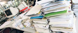 Hier könnte man mal aufräumen. Wie man das professionell macht, kann man in Kursen mit Titeln wie „Qualifizierte Büroarbeit“ lernen. In diesem Seminar geht es auch darum, wie man Behörden und Kunden schreibt oder Personalakten und Lohnunterlagen erstellt.Foto: dpa