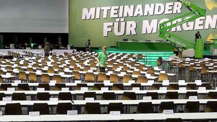 Letzte Vorbereitungen vor Beginn des grünen Parteitags im Berliner Velodrom am Freitag. Das Treffen beginnt um 17 Uhr mit einer Rede von Cem Özdemir und einer Aussprache zu Bundestagswahl. Am Samstag werden die neuen Parteivorsitzenden gewählt.