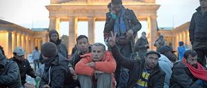 Flüchtlinge vor dem Brandenburger Tor.