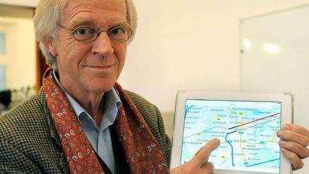 Hier geht's lang. Hoffmann zeigt auf seinen Vorschlag. Zu sehen sind die Abflugrouten am BER; oben die Nordbahn, unten die Südbahn.