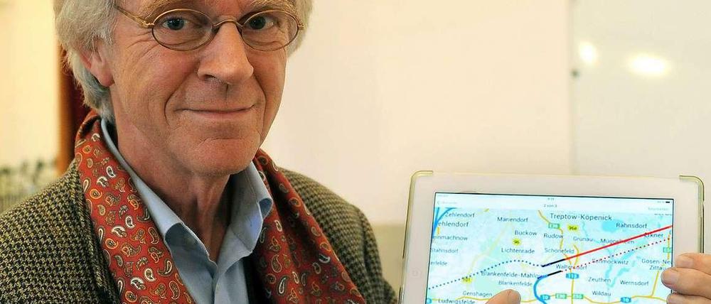 Hier geht's lang. Hoffmann zeigt auf seinen Vorschlag. Zu sehen sind die Abflugrouten am BER; oben die Nordbahn, unten die Südbahn.