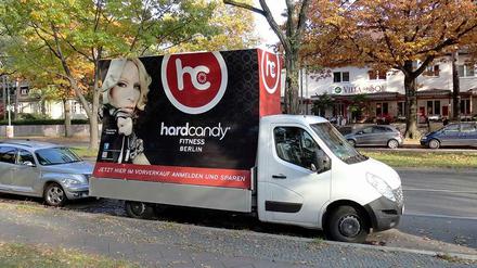 Auf Mitgliederwerbung: Mit diesem mobilen Wagen wurden vom "Hard Candy" Clubmitgliedschaften in der näheren Umgebung vorverkauft.