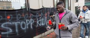 Flüchtlinge setzen ihren Protest am Europäischen Haus fort.