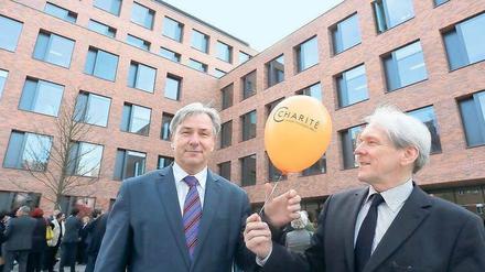 „Architektonisch gelungen“. Vor dem klinkerroten Zweckbau feiert Klaus Wowereit (li.) mit Charitéchef Karl Max Einhäupl.
