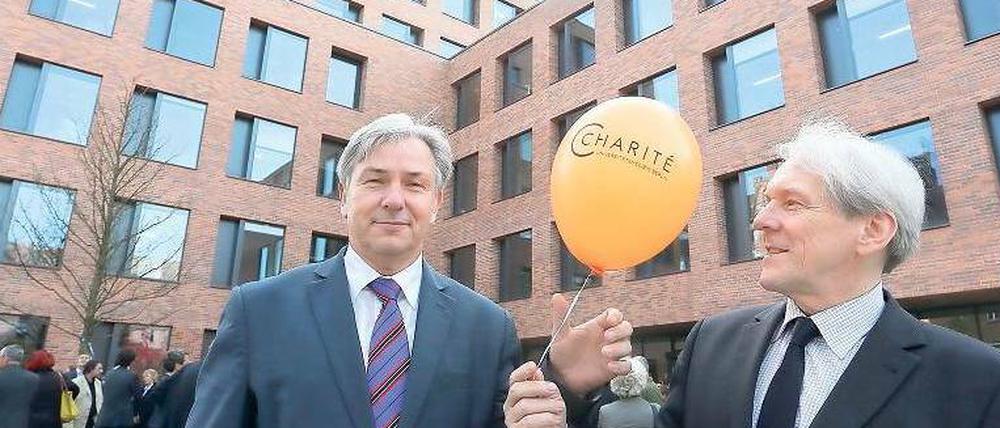 „Architektonisch gelungen“. Vor dem klinkerroten Zweckbau feiert Klaus Wowereit (li.) mit Charitéchef Karl Max Einhäupl.