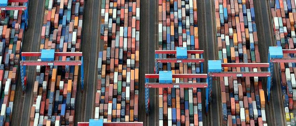 Eine Luftaufnahme des Containerterminals in Hamburg-Altenwerder zeigt hunderte von Metallkisten unter Verladekränen.
