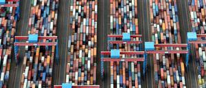 Eine Luftaufnahme des Containerterminals in Hamburg-Altenwerder zeigt hunderte von Metallkisten unter Verladekränen.