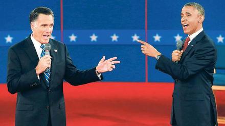 Verbaler Schlagabtausch. Bei der zweiten TV-Debatte stellten sich der Herausforderer Mitt Romney (links) und AmtsinhaberBarack Obama den Fragen von Bürgern. Foto: Mike Segar/Reuters