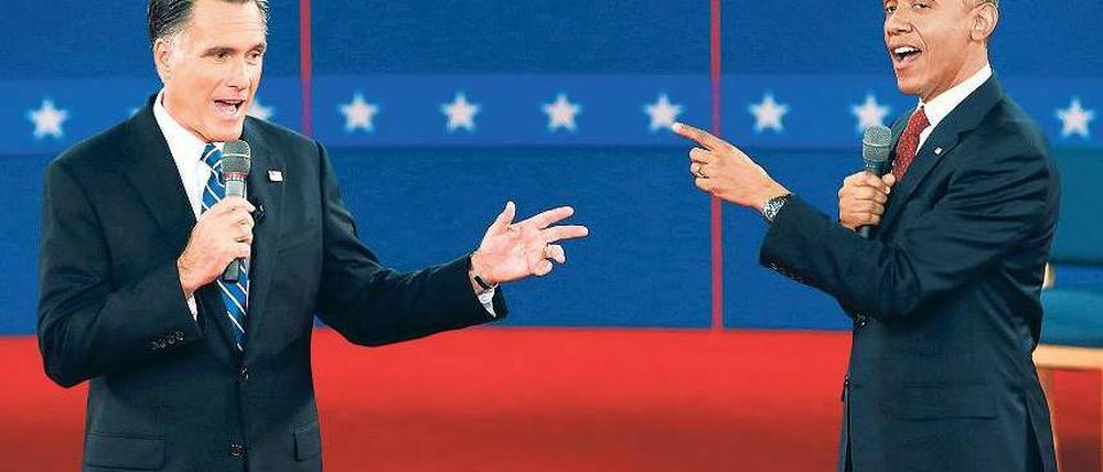Verbaler Schlagabtausch. Bei der zweiten TV-Debatte stellten sich der Herausforderer Mitt Romney (links) und AmtsinhaberBarack Obama den Fragen von Bürgern. Foto: Mike Segar/Reuters