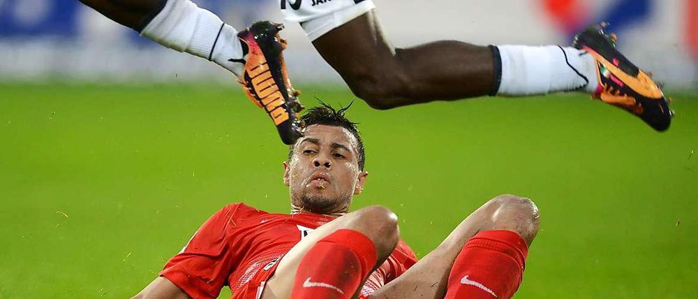 Freiburgs Mehmedi (u.) und Frankfurts Djakpa im Zweikampf.