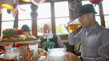 Na Prost Mahlzeit. Trinkt Pep Guardiola schon mal auf die bevorstehenden Titel am Saisonende? Seine Mannschaft jedenfalls tritt dermaßen dominant auf, dass daran im Moment kaum Zweifel bestehen. 