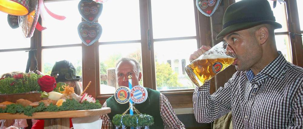 Na Prost Mahlzeit. Trinkt Pep Guardiola schon mal auf die bevorstehenden Titel am Saisonende? Seine Mannschaft jedenfalls tritt dermaßen dominant auf, dass daran im Moment kaum Zweifel bestehen. 