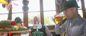 Na Prost Mahlzeit. Trinkt Pep Guardiola schon mal auf die bevorstehenden Titel am Saisonende? Seine Mannschaft jedenfalls tritt dermaßen dominant auf, dass daran im Moment kaum Zweifel bestehen. 