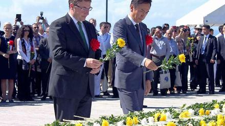 Der japanische Umweltminister Nobuteru Ishihara (rechts) und der Direktor des Umweltprogramms der Vereinten Nationen (Unep), Achim Steiner, erinnern an die mehr als 1000 Opfer einer Quecksilbervergiftung in der Stadt Minamata, deren Namen die nun verabschiedete Quecksilber-Konvention trägt. 
