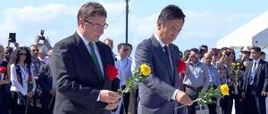 Der japanische Umweltminister Nobuteru Ishihara (rechts) und der Direktor des Umweltprogramms der Vereinten Nationen (Unep), Achim Steiner, erinnern an die mehr als 1000 Opfer einer Quecksilbervergiftung in der Stadt Minamata, deren Namen die nun verabschiedete Quecksilber-Konvention trägt.