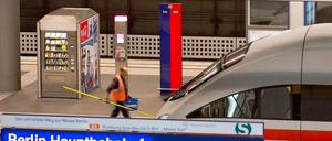 Ein undichter Kesselwagen hat den Zugverkehr auf der Strecke Erfurt-Halle am Samstag ausgebremst. Mehrere ICE mussten stundenlang aufs Wartegleis. Auch Züge von und nach Berlin sind betroffen.