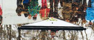 Kitsch oder Kunst? Wasserfläche mit Dreieck beim Denkmal für die von den Nazis ermordeten Sinti und Roma an der Scheidemannstraße in Mitte. 