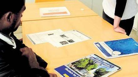 Deutschstunde. Media Haji Younis bei ihrem Einsatz für die Flüchtlinge.