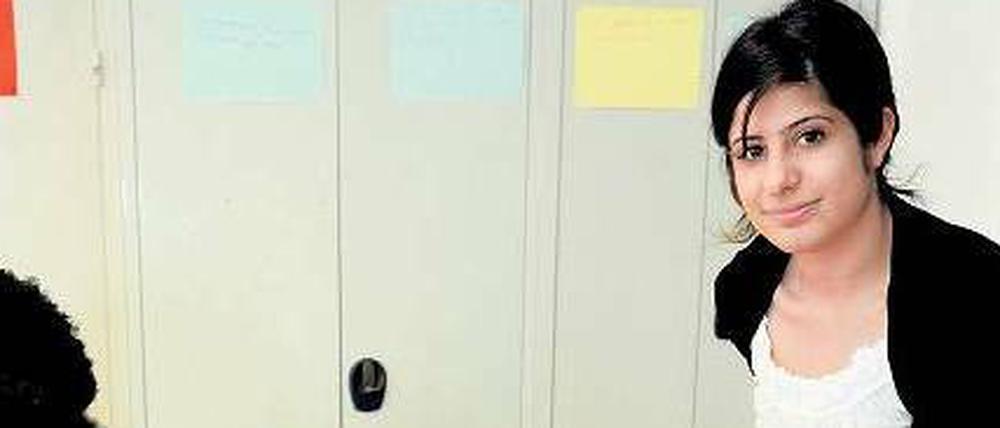 Deutschstunde. Media Haji Younis bei ihrem Einsatz für die Flüchtlinge.