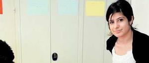 Deutschstunde. Media Haji Younis bei ihrem Einsatz für die Flüchtlinge.