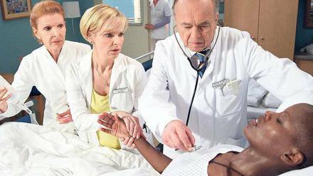 Irgend etwas passiert immer. Am kommenden Dienstag müssen sich Dr. Kathrin Globisch (Andrea Kathrin Loewig, 2.v.li.) und Professor Simoni (Dieter Bellmann, 3.v.li.) um einen Herzinfarkt kümmern. Foto: MDR
