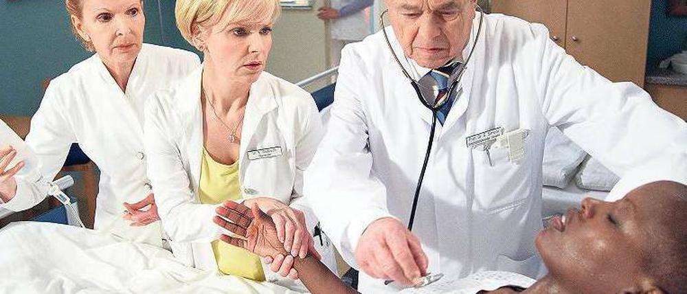 Irgend etwas passiert immer. Am kommenden Dienstag müssen sich Dr. Kathrin Globisch (Andrea Kathrin Loewig, 2.v.li.) und Professor Simoni (Dieter Bellmann, 3.v.li.) um einen Herzinfarkt kümmern. Foto: MDR