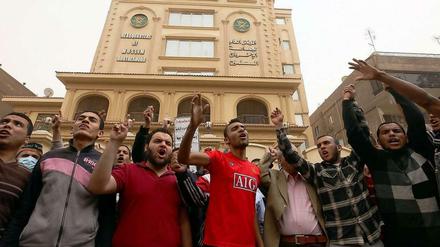 Anhänger der Muslimbrüderschaft bei einer Demonstration vor dem Hauptsitz der Bewegung in Kairo (im Hintergrund). Ab sofort sind sie in Ägypten verboten.