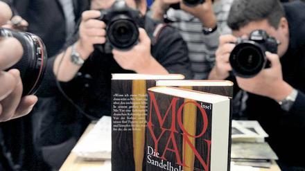 Alle auf einen. Szene auf der Frankfurter Buchmesse nach der Bekanntgabe des Literaturnobelpreises. Foto: AFP