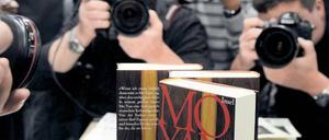 Alle auf einen. Szene auf der Frankfurter Buchmesse nach der Bekanntgabe des Literaturnobelpreises. Foto: AFP