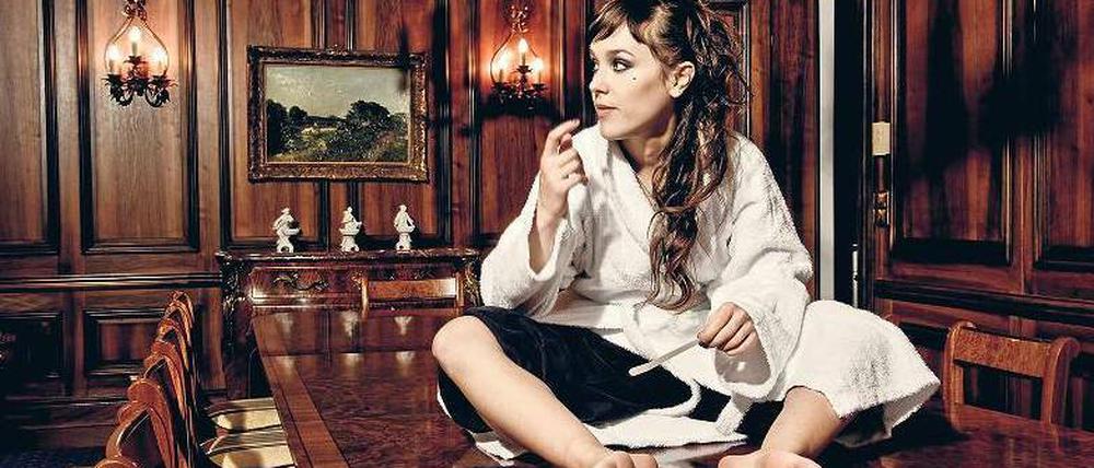 Was darf es sein? Zaz ist ein Popstar, der nicht zwischen den Stühlen, sondern lieber auf dem Tisch sitzt.