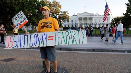 Der "Shutdown" in den USA wird zum Dauerzustand. Die Wirtschaft ächzt, Verhandlungspartner im Ausland sind enttäuscht. Doch auch am Wochenende ist kein Kompromiss der zerstrittenen US-Abgeordneten in Sicht. Könnte die Lahmlegung sich über Wochen hinziehen? 