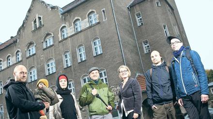 Hoffen auf den Zuschlag. Die Lichtenberger Initiative „Kultwache Rathausstern“ möchte das Grundstück eines landeseigenen Unternehmens an der Rathausstraße 12 kaufen. Geplant sind Kita, Wohnungen, Gärten, Ateliers. Foto: G. Moritz