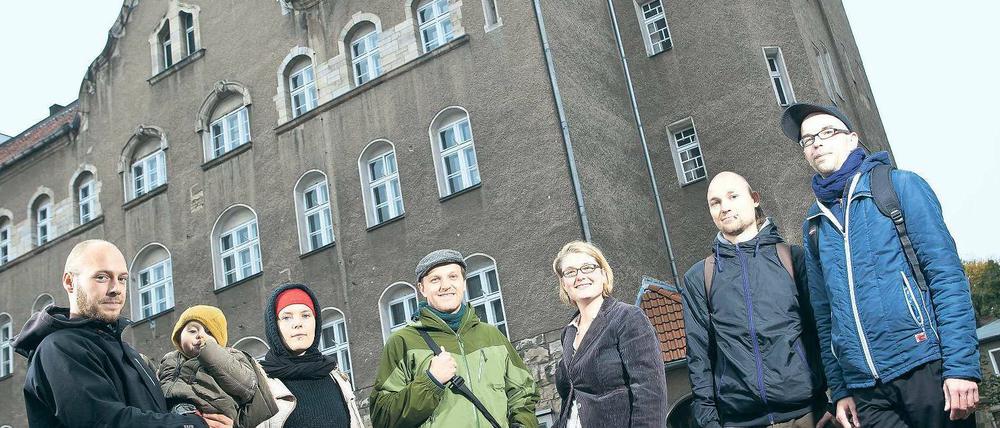 Hoffen auf den Zuschlag. Die Lichtenberger Initiative „Kultwache Rathausstern“ möchte das Grundstück eines landeseigenen Unternehmens an der Rathausstraße 12 kaufen. Geplant sind Kita, Wohnungen, Gärten, Ateliers. Foto: G. Moritz