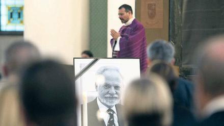 Domvikar Arduino Marra sprach den Trauernden in St. Hedwig Trost zu. 