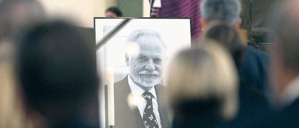 Domvikar Arduino Marra sprach den Trauernden in St. Hedwig Trost zu. 