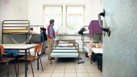 Kahle Wände, keine Arbeit - und sogar ein Reiseverbot, das im Amtsdeutsch „Residenzpflicht“ heißt. Das Leben von Asylbewerbern - oft, wie hier, eines im Lager – soll nach dem Willen des Innenminsteriums nicht leichter werden. 