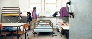 Kahle Wände, keine Arbeit - und sogar ein Reiseverbot, das im Amtsdeutsch „Residenzpflicht“ heißt. Das Leben von Asylbewerbern - oft, wie hier, eines im Lager – soll nach dem Willen des Innenminsteriums nicht leichter werden. 