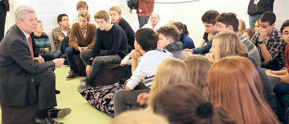 Ansprechend. Bundespräsident Joachim Gauck diskutiert mit Berliner Schülern.
