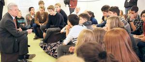 Ansprechend. Bundespräsident Joachim Gauck diskutiert mit Berliner Schülern.