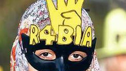 Vier wie „Raaba“. Mursi-Anhänger protestierten am Freitag, den 4. Oktober, gegen das gewaltsame Vorgehen der Armee in Raaba. Die Vier-Finger-Emblem ist inzwischen zum Markenzeichen von Armee-Gegnern geworden. Die Schriftsteller hingegen haben sich auf die Seite der Armee geschlagen. 