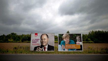 Nach neuesten Umfragezahlen könnte es am Sonntag sehr knapp ausgehen: Einer Umfrage zufolge liegen Regierung und Opposition mit ihren Punkten gleichauf.