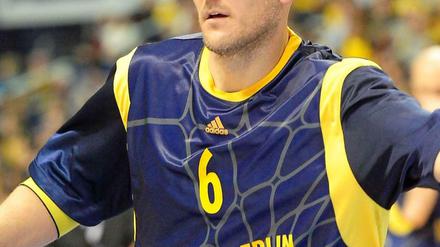 Sven Schultze, 35, spielte schon von 1998 bis 2000 für Alba. Seit 2010 steht er wieder in Berlin unter Vertrag, hier jubelt er mit David Logan (links). Heute treten die Berliner in ihrem ersten Spiel der Bundesligasaison in Quakenbrück an.