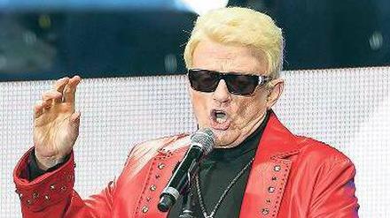 Warten auf Heino: Viele Schlagerfans waren extra für den blonden Barden ans Brandenburger Tor gepilgert.